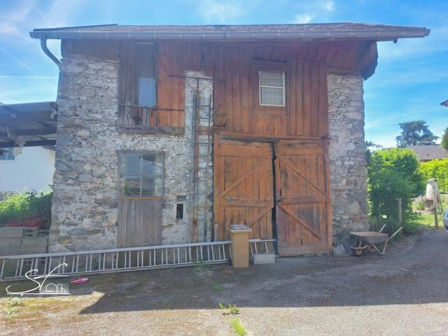 Lot de 2 maisons + grange avec cour et jardin, à vendre à PLANAISE 73