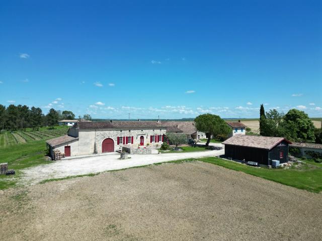 Lot et Garonne Duras Magnifique propriété viticole de deux bâtisses avec 36 hectares et de jolies vues