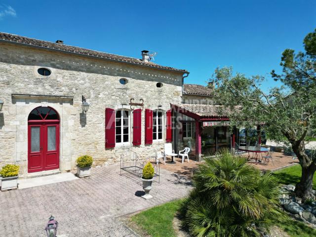 Lot et Garonne Duras Magnifique propriété viticole de deux bâtisses avec 36 hectares et de jolies vues