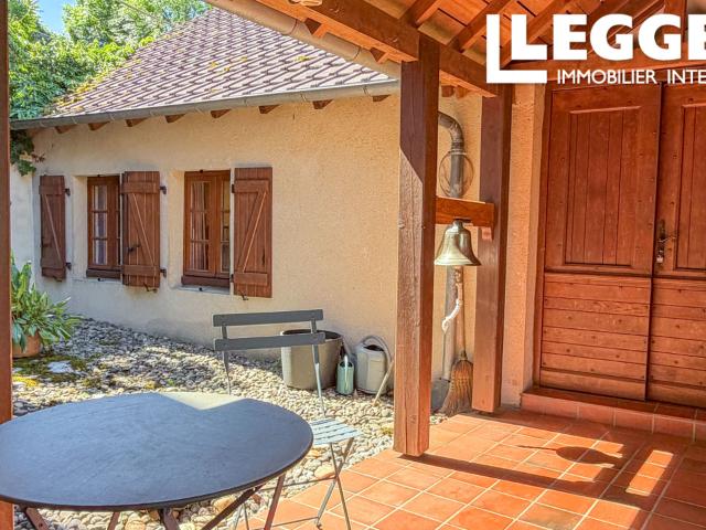 Lot – secteur Souillac: Ravissante maison de village, atypique, proche de la Dordogne avec cottage