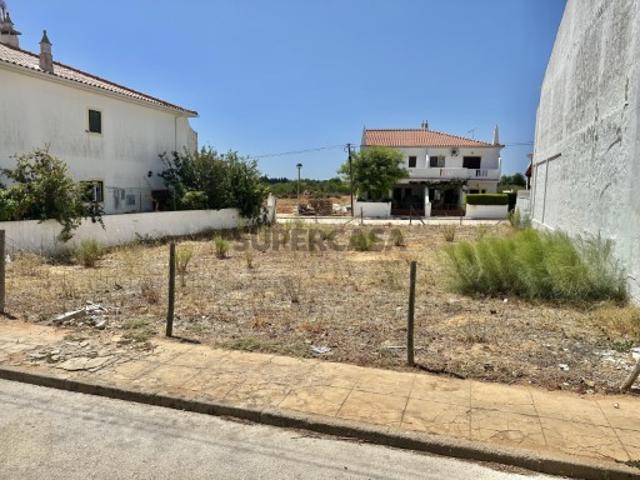 Lote para Moradia Bifamiliar com 2 fogos com piscina em Altura