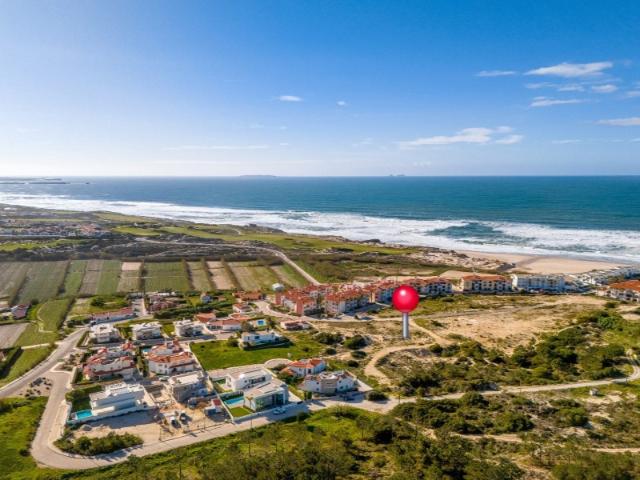 Lote na Praia D'El Rey a apenas 300 metros da praia