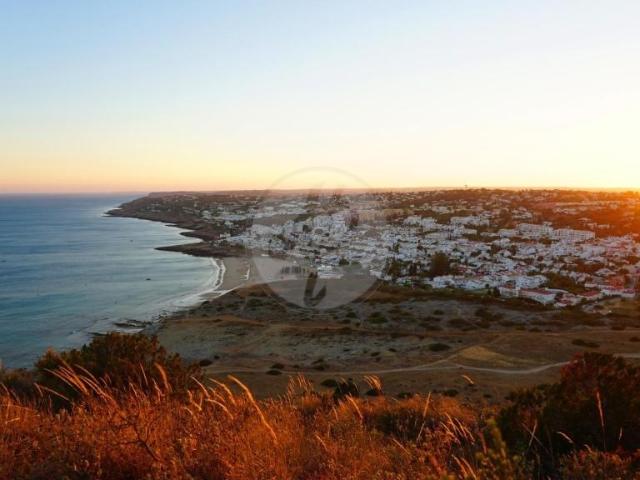 Lote Aprovado Pronto para Construção! Projete e construa a sua moradia moderna de luxo com piscina, jardim espaçoso, terraços e áreas exteriores, a poucos passos da praia em Praia da Luz