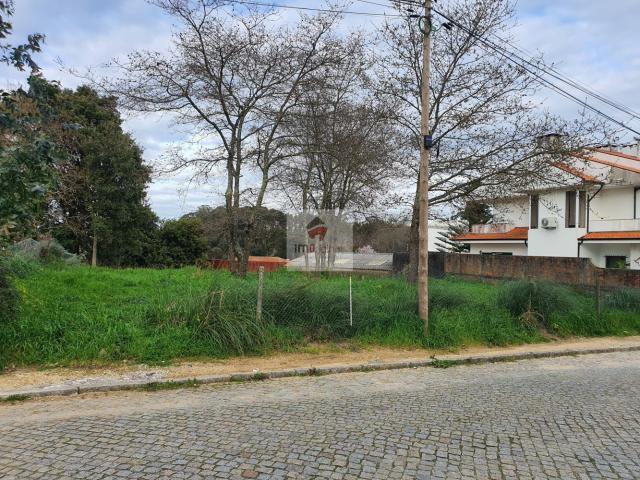 Lote com 600 m2 para moradia 4 frentes, a 6 min. da praia