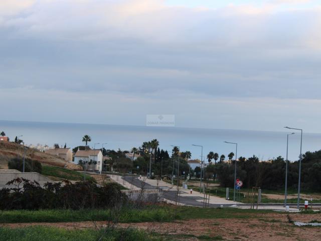 Lote com 608 m2 para construção na Praia da Luz