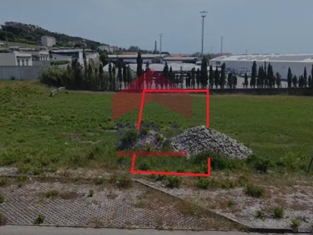 Lote com 757 m2 localizado em Tornada Caldas da Rainha