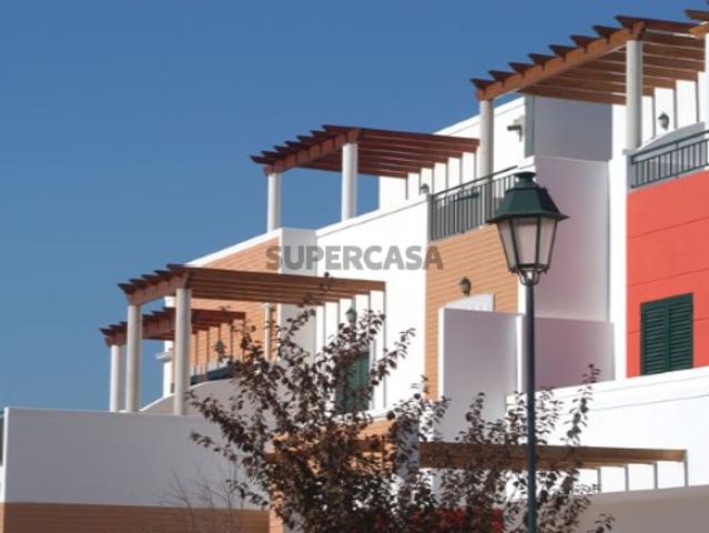 Lote com 115.90 m2 de área total, e 145 m2 de área de construção na Turolhão