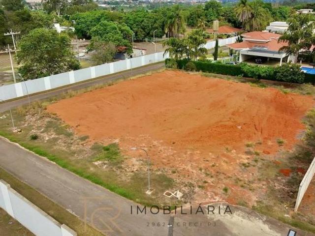 Lote com 2 frentes, condomínio de alto padrão