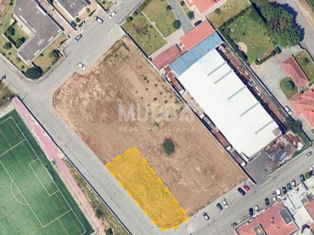 Lote com três frentes em Paços de Brandão
