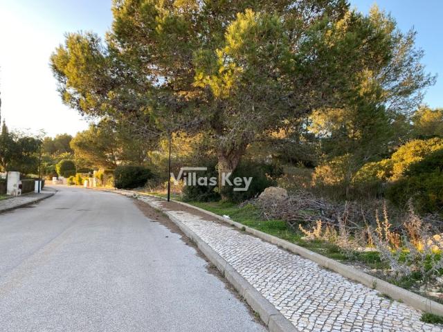 Lote com viabilidade de construção para uma moradia perto da praia Burgau/Salema