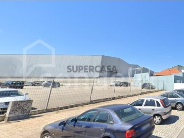 Lote com viabilidade para construir edifício para serviços