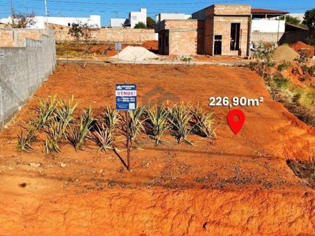 LOTE COM FRENTE PARA AS DUAS RUAS ENTRE DOIS RESIDENCIAIS
