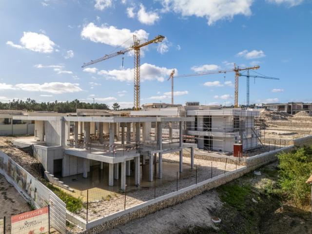Lote com moradia iniciada a poucos passos da lagoa Óbidos