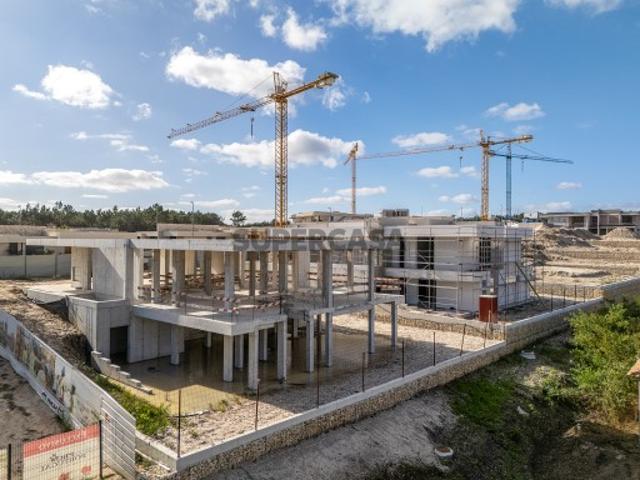 Lote com moradia iniciada a poucos passos da lagoa Óbidos