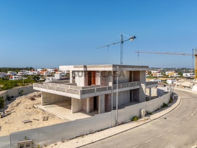 Lote com moradia iniciada junto à Lagoa de Óbidos, golfe e praia