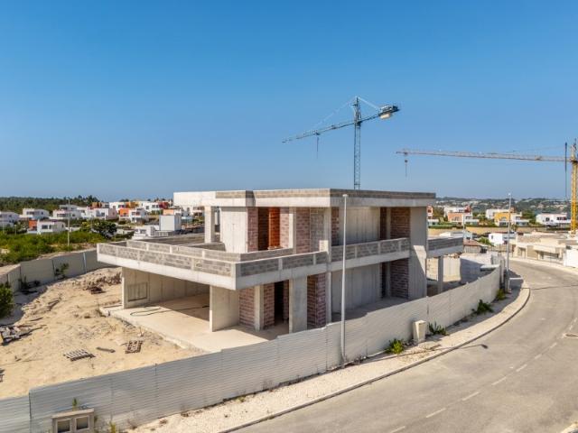 Lote com moradia iniciada junto à Lagoa de Óbidos, golfe e praia