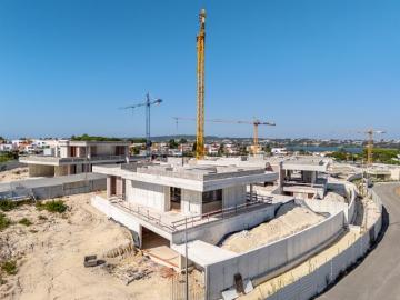 Lote com moradia iniciada junto aos campos de golfe e às praias