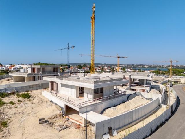 Lote com moradia iniciada junto aos campos de golfe e às praias