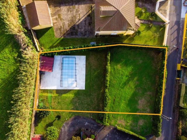 Lote com Piscina