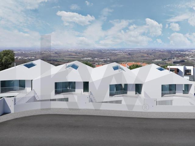Lote com projeto aprovado para moradia em banda T4
