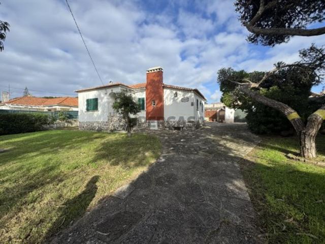 Lote de moradia situado no coração da Praia das Maçãs, com 1.170 m² de área total e 162 m² de área coberta. Inserido em zona residencial valorizada, a poucos minutos da praia, com excelente potencial de construção ou requalificação