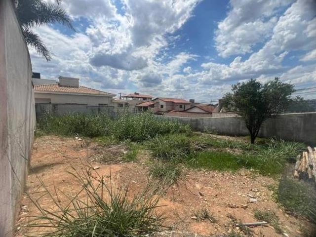LOTE DE ESQUINA COM 360 METROS TOTALMENTE PLANO