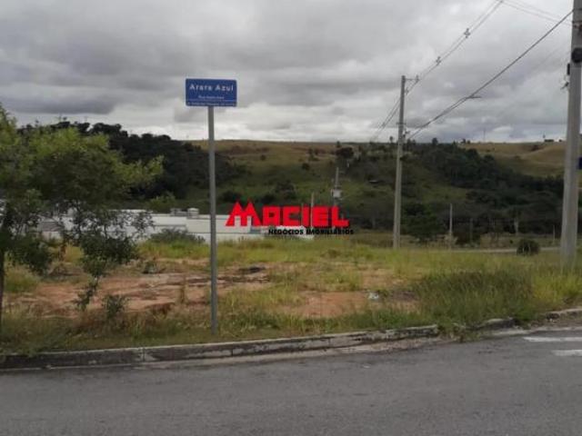 Lote de esquina plano e liberado para construir