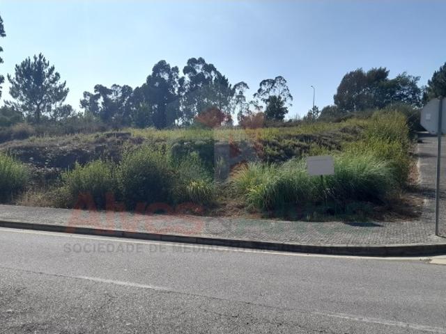 Lote de Terreno c/ 4 frentes P/ construção de moradia de CV+RC+1 Folgosa