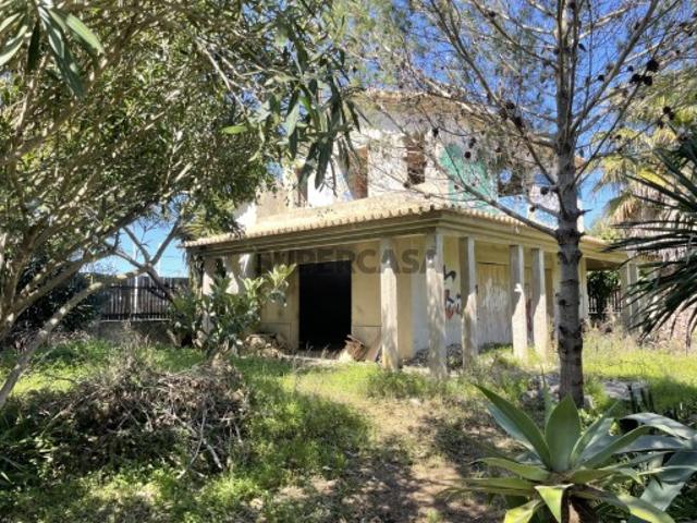 Lote de Terreno com Moradia por terminar projeto, situado na Areia com uma área de 568.31 m2