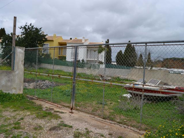 Lote de terreno com autorização de planeamento. Para fazer 4 moradias em banda