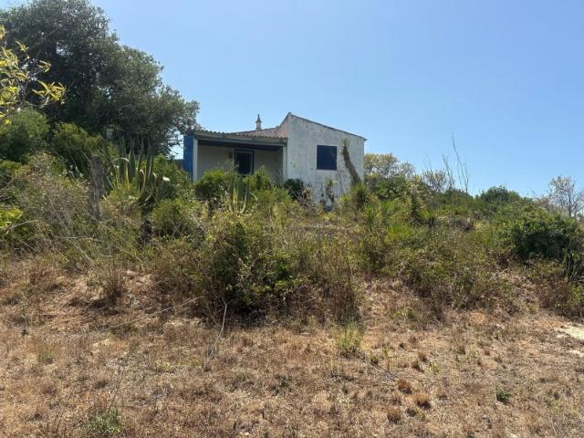 Lote de Terreno com Casa Tradicional e Vista Campo à Venda Lagos