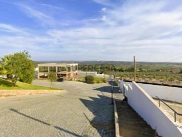 Lote de terreno com construção iniciada em Alvito Beja