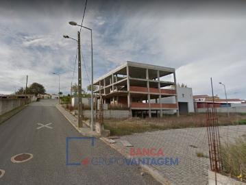 Lote de terreno com construção iniciada, para edifício de habitação coletiva, no Sítio do Curral, em Alvito