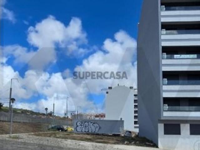 Lote de terreno com projeto aprovado e licença a pagamento na Amadora
