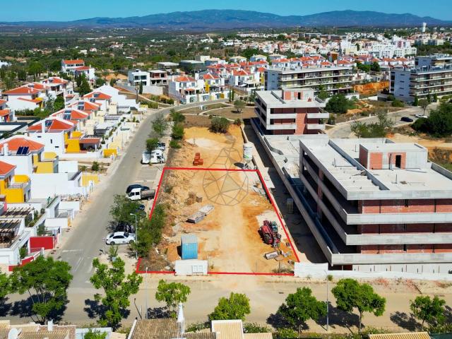 Lote de terreno com projeto aprovado para 16 apartamentos em Portimão