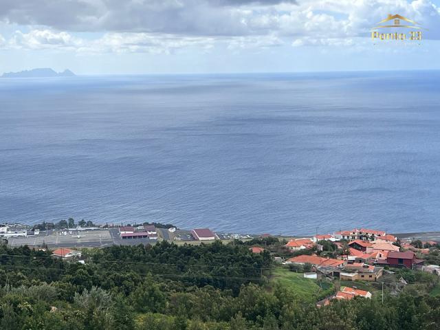Lote de Terreno com projeto aprovado para moradia V3, em Santa Cruz, Ilha da Madeira, Portugal