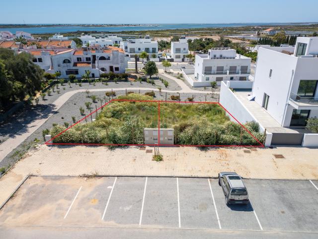 Lote de Terreno com Projeto Pré aprovado para Moradia T3 com Piscina Privativa – Um Refúgio no Coração do Algarve, entre a Ria Formosa