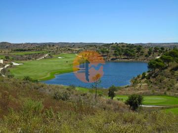 Lote de terreno com 2318m2 para construção de moradia isolada com 500 m2 no Golfe Monte Rei