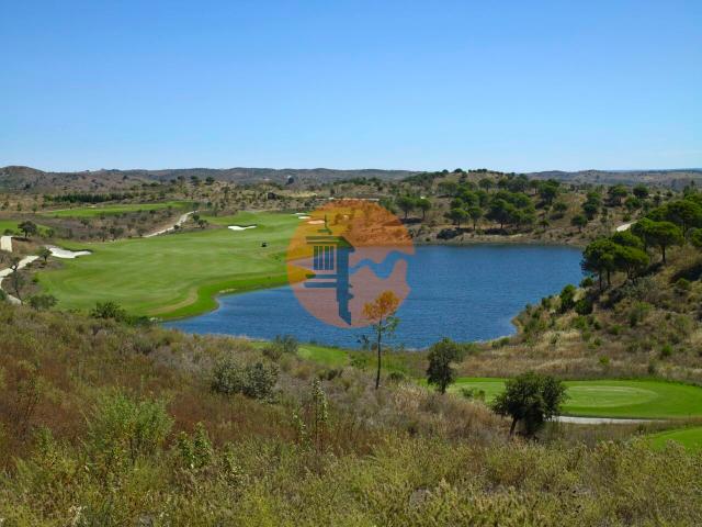 Lote de terreno com 2318m2 para construção de moradia isolada com 500 m2 no Golfe Monte Rei