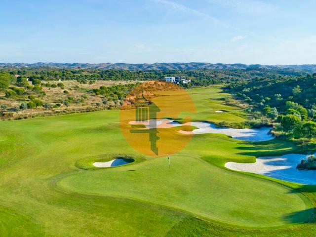 Lote de Terreno com 2549 m2 com viabilidade de construção de 500m2 no Golfe Monte Rei em Vila Nova de Cacela