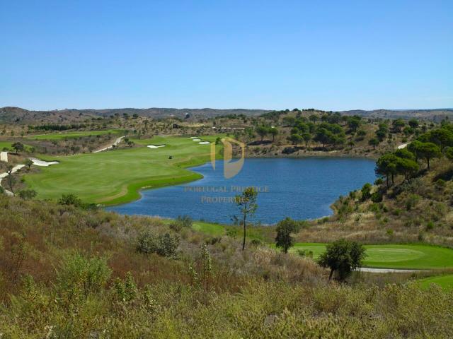 Lote de terreno com 2318m2 para construção de moradia isolada com 500 m2 no Golfe Monte Rei