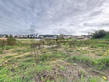 Lote de terreno com 30 500 m2, urbanizado para construção de área comercial Santarém