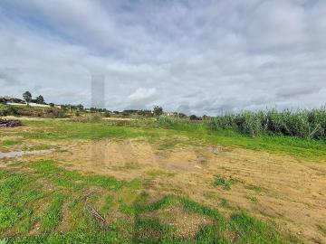 Lote de terreno com 30 500 m2, urbanizado para construção de área comercial Santarém