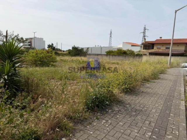 Lote de terreno com 499 m2, na Marinha Grande, com viabilidade de construção de prédio multifamiliar, até 3 pisos com cave, para, pelo menos 6 ou mais frações