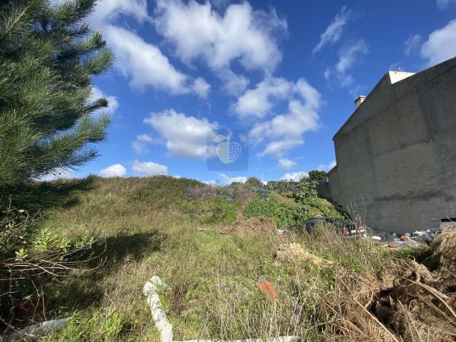 Lote de terreno com 503,47m2, área de construção de 325m2 Habitação com 2 pisos + cave