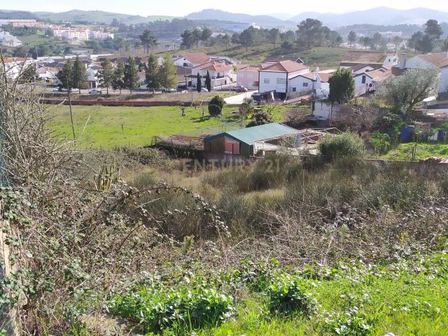 Lote de terreno com 856m2, às portas de Torres Vedras entrada Norte