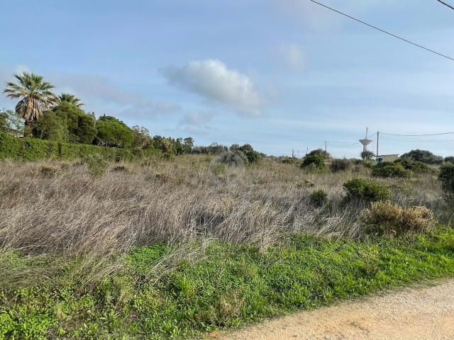 Lote de terreno aprovado para construir 2 moradias isoladas ou 1 moradia espaçosa! Venda na Praia da Luz Algarve Portugal