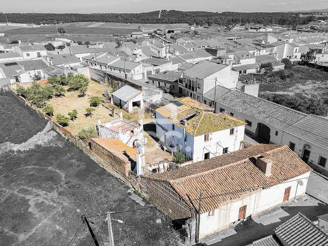 Lote de Terreno de 1351 m² c/ Duas Moradias T2 + Espaço Comercial | Amareleja, Beja