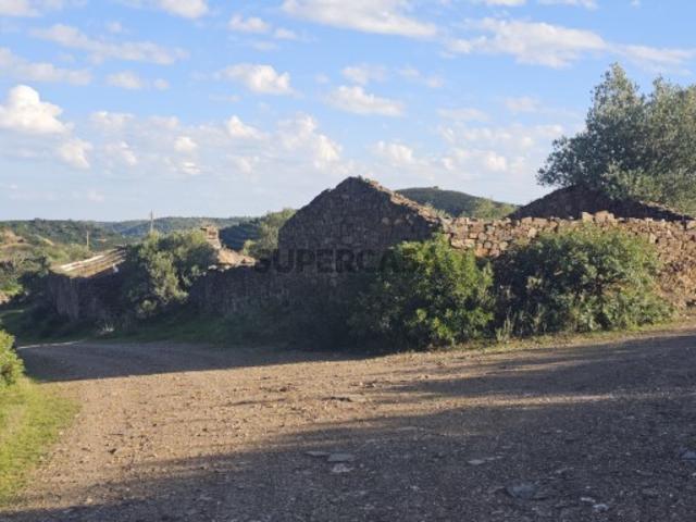 ANTIGAS CASAS DE PEDRA PARA DESENVOLVIMENTO COM UMA ÁREA DE CONSTRUÇÃO DE 558,00 M² COM BELAS VISTAS PARA O CAMPO E PARA AS MONTANHAS