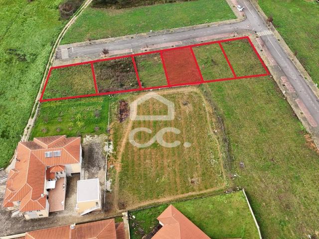 Lote de terreno destinado à construção de moradia, situado em uma localização privilegiada na periferia da cidade, oferecendo vistas deslumbrantes sobre a mesma
